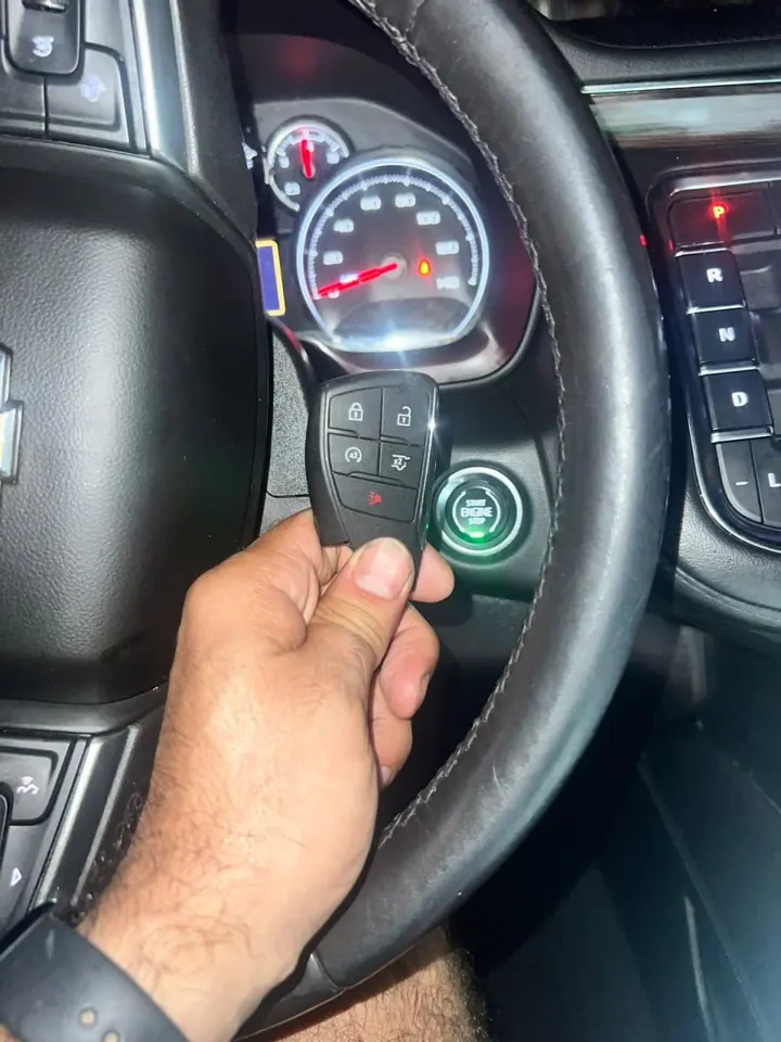 מפתח חכם מוחזק ליד ההגה